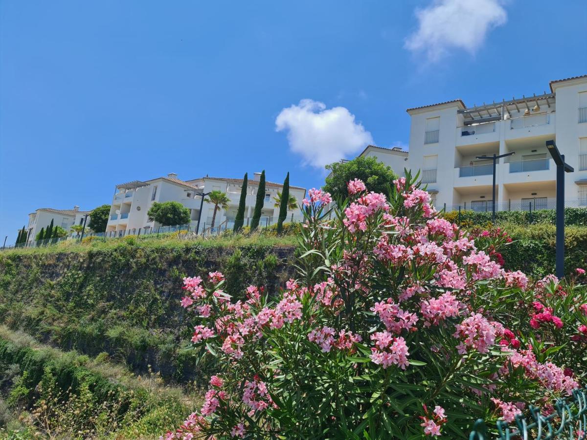 Seaside Serenity - Stylish With Spectacular Views Apartment *