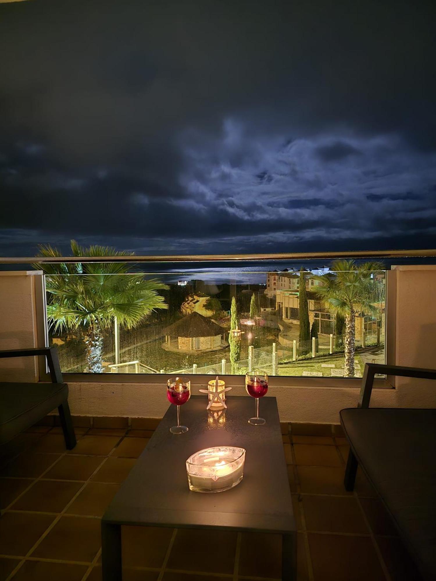 Seaside Serenity - Stylish With Spectacular Views Apartment *